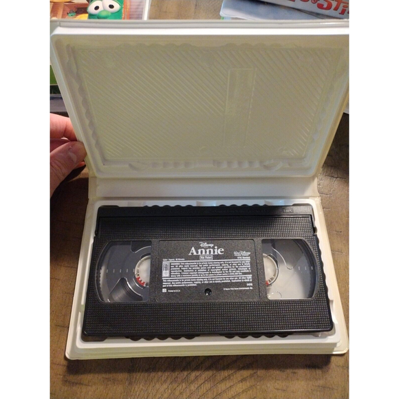 Annie (VHS, 2000) - Picture 7 of 7